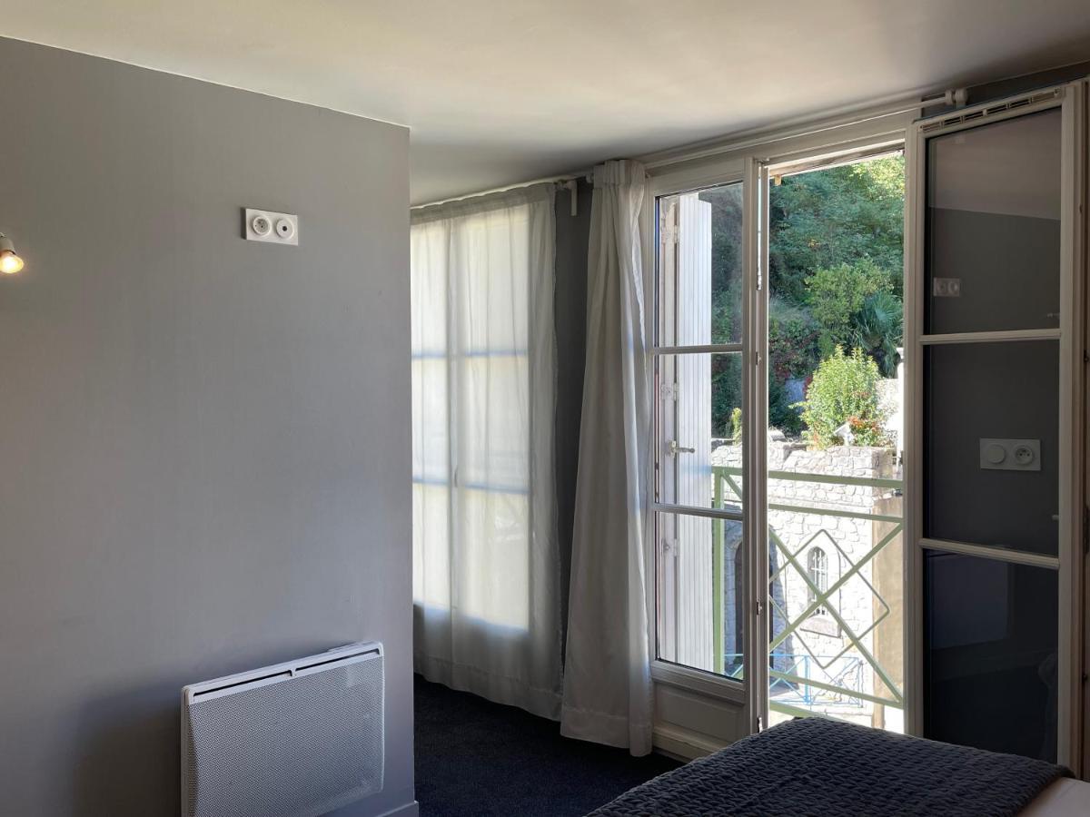 Logis Castel De Mirambel 3*
