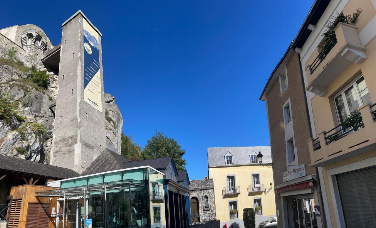 Logis Castel De Mirambel 3*